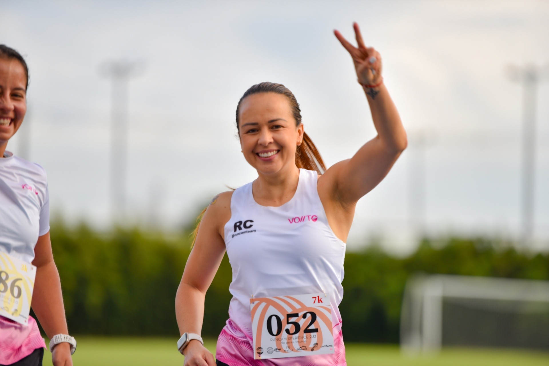 Corredora de Runcam celebrando en la pista